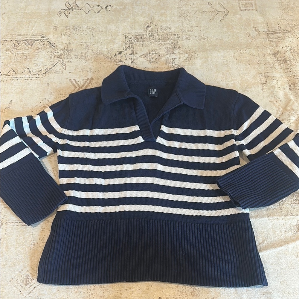 GAP Women's Navy and Cream Striped V-Neck Sweater